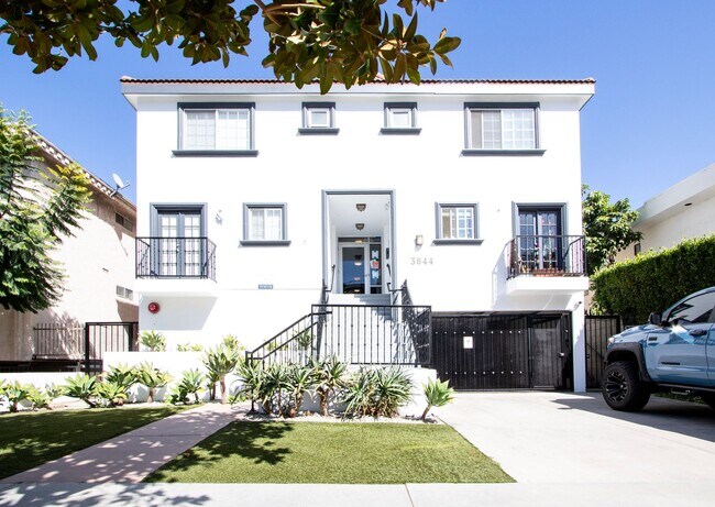 Discover Modern Townhome Living in Palms -