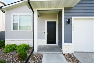 1009 NE 16th St in Grimes, IA - Building Photo - Building Photo