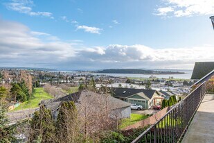 1090 SW Fleet St in Oak Harbor, WA - Building Photo