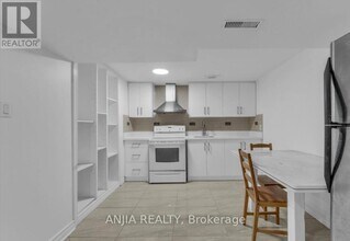 26 Silbury Dr in Toronto, ON - Building Photo - Building Photo