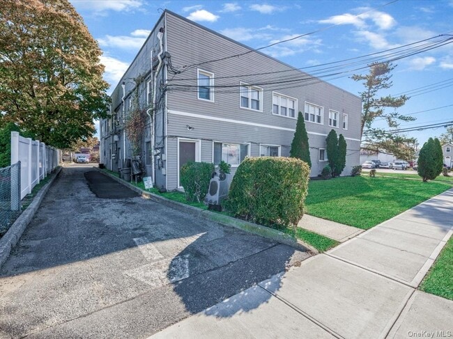 1315 Dekoven St in Rockville Centre, NY - Building Photo - Building Photo