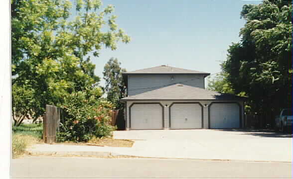 114 Baker St in Waterford, CA - Building Photo