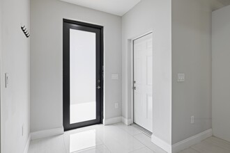 674 Windermere Dr in Lehigh Acres, FL - Building Photo - Building Photo