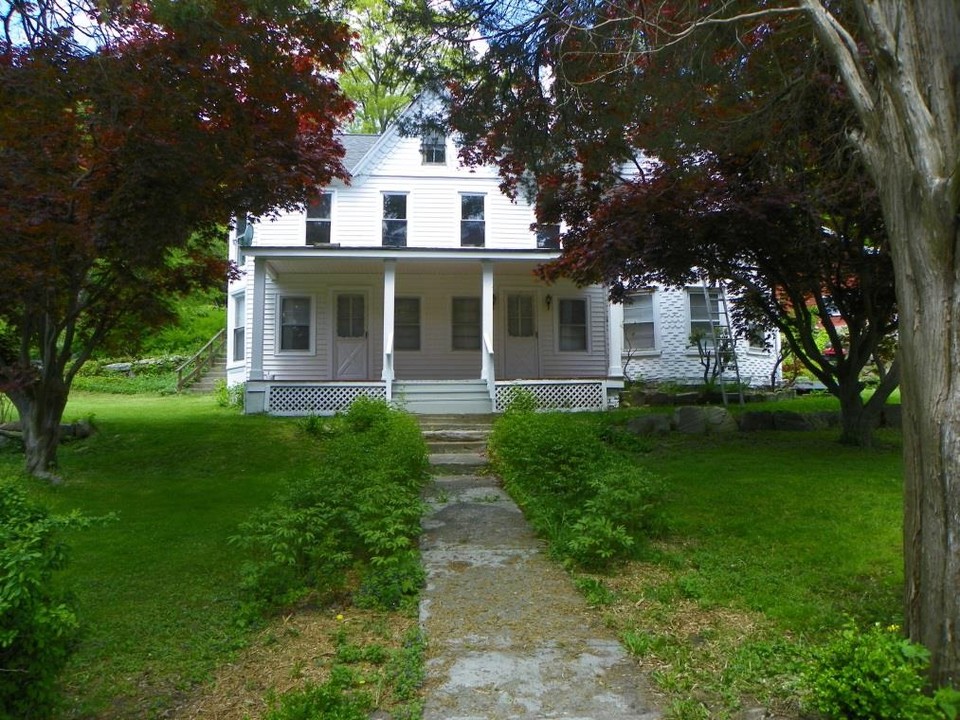 695 Long Pond Rd in Mahopac, NY - Building Photo