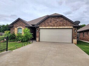 2400 Frisco Way in Edmond, OK - Foto de edificio - Building Photo