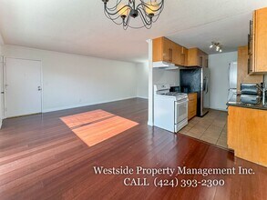 1827 S Barrington Ave in Los Angeles, CA - Building Photo - Building Photo