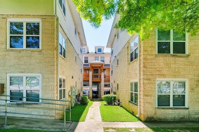 property at 305 E 31st St