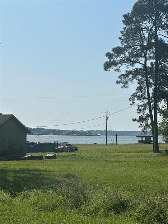380 Shawnee Dr in Onalaska, TX - Building Photo