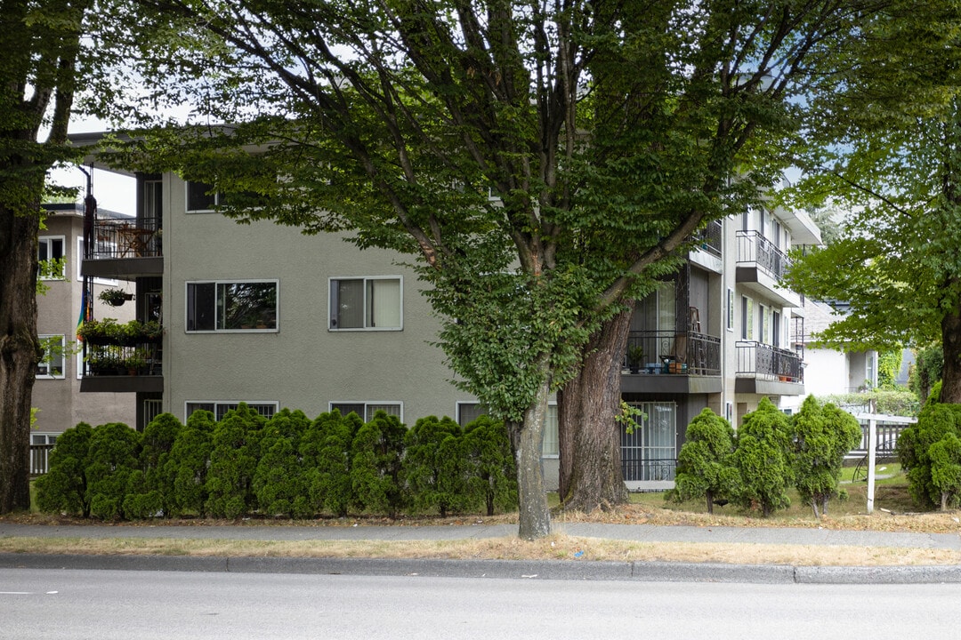 1665 Cotton Dr in Vancouver, BC - Building Photo