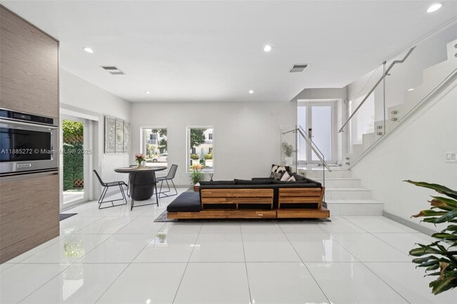 2615 NE 213th St in Miami, FL - Building Photo - Building Photo