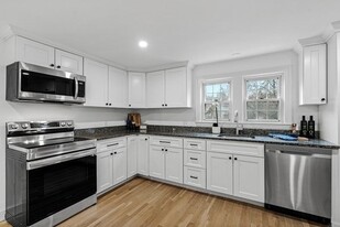 104 Mishawum Rd in Woburn, MA - Building Photo