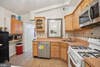 3705 S Four Mile Run Dr in Arlington, VA - Building Photo - Building Photo