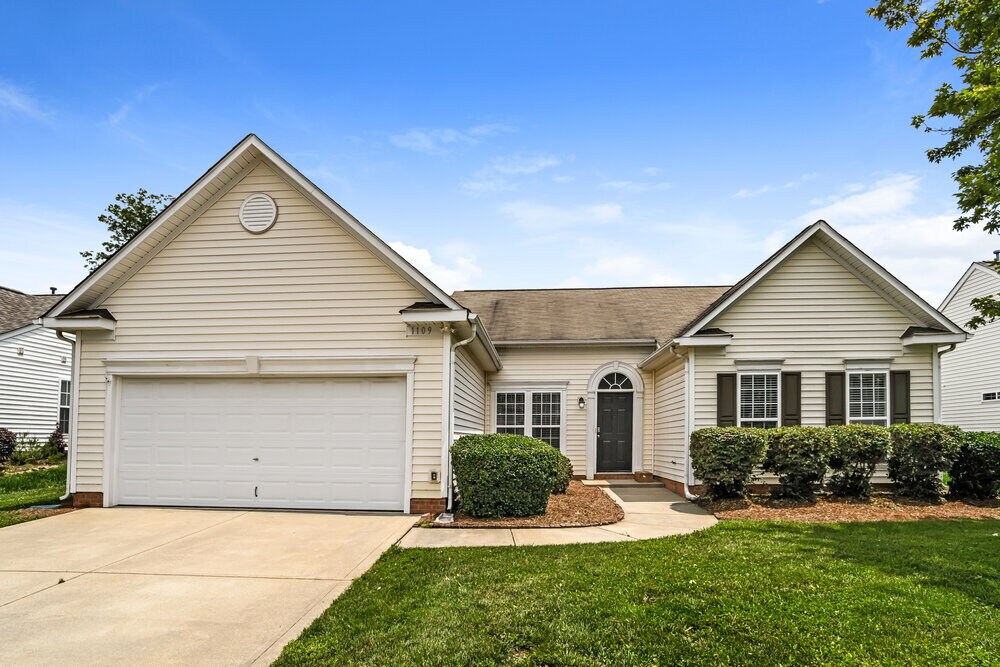 1109 Warren Red Way in Indian Trail, NC - Building Photo