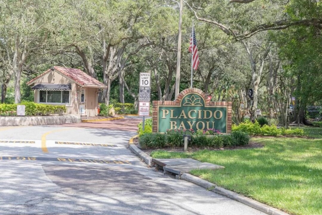 476 Santa Cruz Pl NE in St. Petersburg, FL - Building Photo
