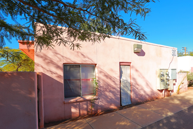 Sahuaro Apartments in Tucson, AZ - Building Photo - Building Photo