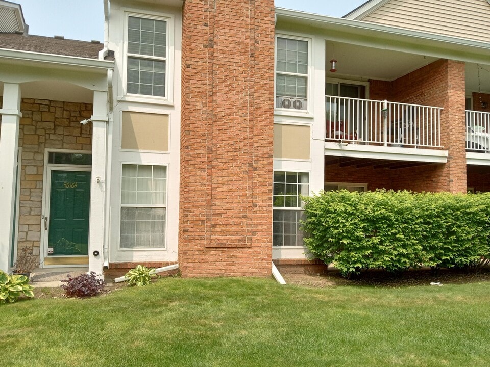 56164 Troon N in Shelby Township, MI - Building Photo