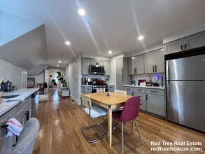 18 Colberg Ave, Unit 3 in Boston, MA - Foto de edificio - Building Photo