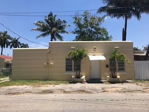 2055 NW 28th St in Miami, FL - Foto de edificio - Building Photo