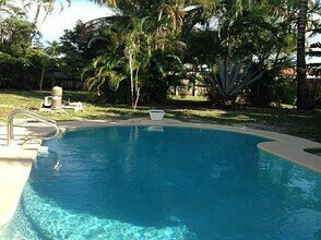 240 NE 55th St in Fort Lauderdale, FL - Building Photo - Building Photo