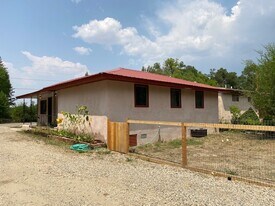 127 Oakley Ln in Taos, NM - Building Photo
