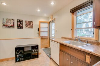 996 Larpenteur Ave West in St. Paul, MN - Building Photo - Building Photo