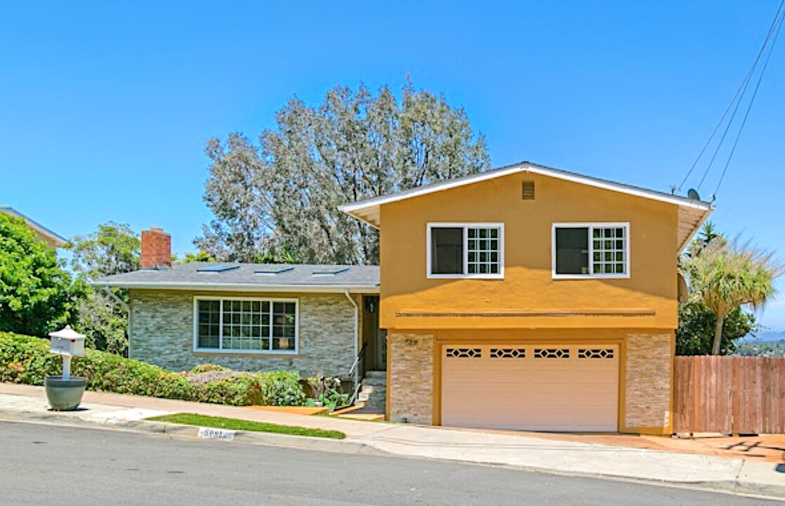 5881 Desert View Dr in San Diego, CA - Building Photo