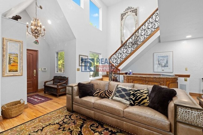 property at 88 W Irvington Pl