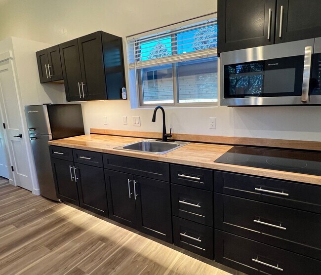 2014 SW Reindeer Ave in Redmond, OR - Building Photo - Building Photo