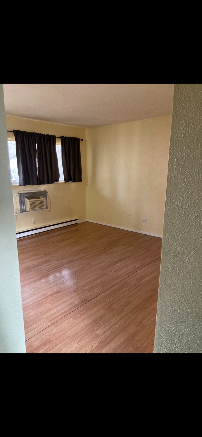 303 N Lincoln Ave, Unit 2 in Niles, MI - Foto de edificio - Building Photo