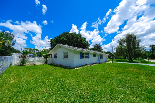 408 Pinewood Ave in Nokomis, FL - Building Photo - Building Photo