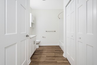 Greenwich Place in West Warwick, RI - Foto de edificio - Building Photo