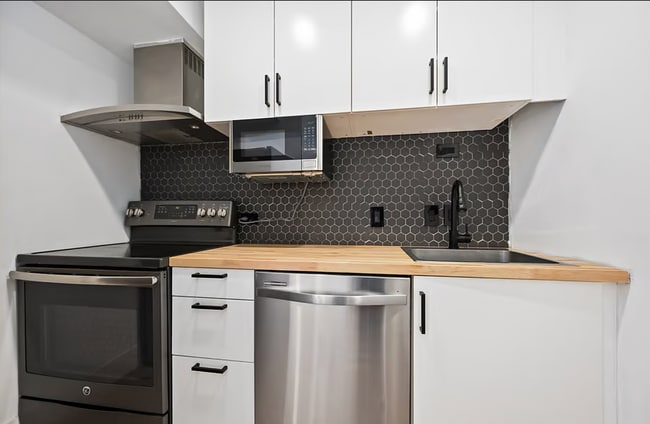 3401 Timmons Ln in Houston, TX - Building Photo - Building Photo