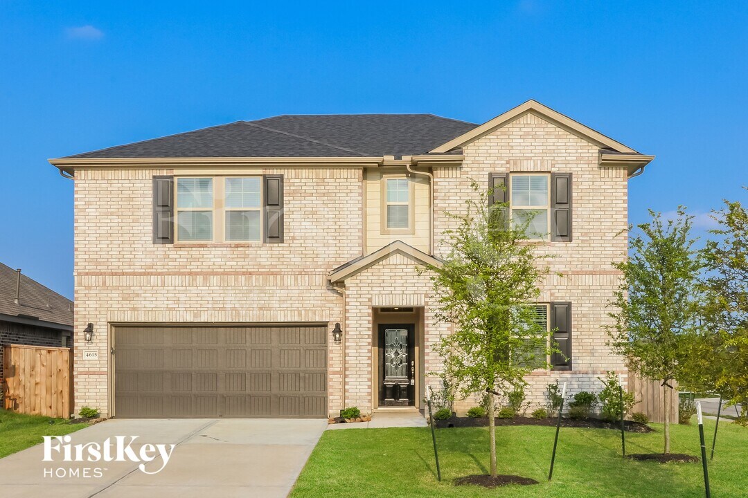 4615 Red Yucca Dr in Baytown, TX - Foto de edificio