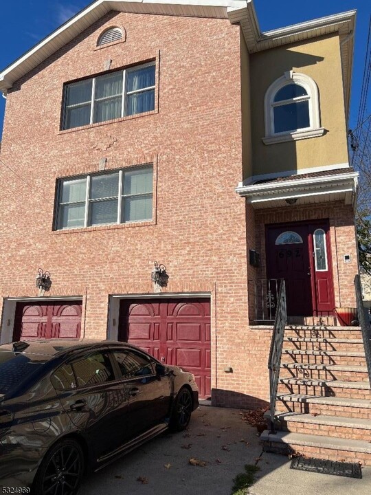 692 E 26th St-Unit -1 in Paterson, NJ - Building Photo