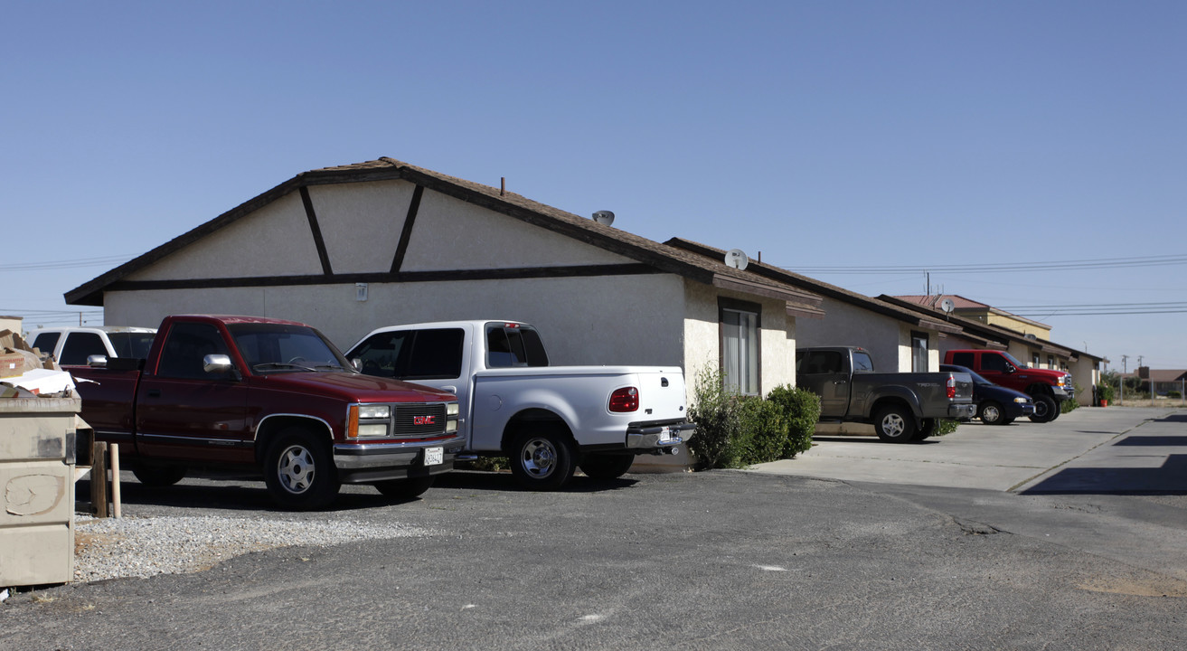 15952 Sequoia Ave in Hesperia, CA - Building Photo