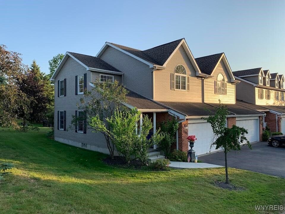 1701 Forest Edge Dr in East Amherst, NY - Building Photo