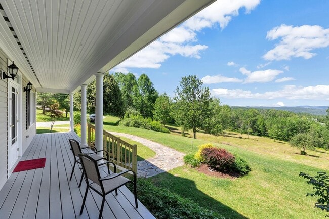 975 S Hill Rd in Ludlow, VT - Foto de edificio - Building Photo