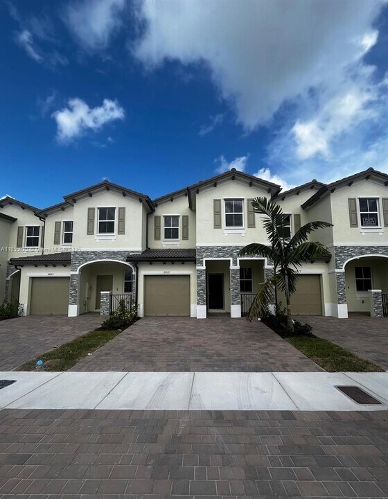 2813 SE 25th Ave in Homestead, FL - Foto de edificio