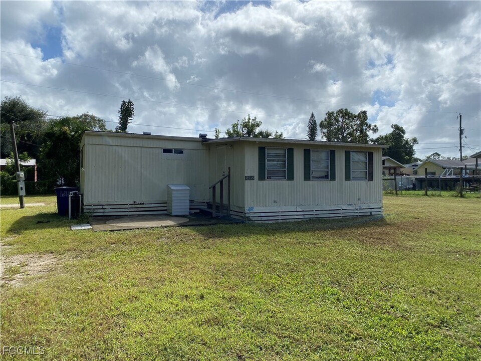 8219 McDaniel Dr in North Fort Myers, FL - Building Photo