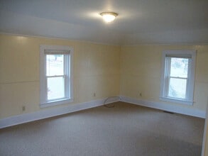 415 Oak Dr, Unit Fl. 2 in Mercer, PA - Building Photo - Building Photo