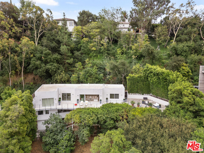 9422 Readcrest Dr in Beverly Hills, CA - Building Photo - Building Photo