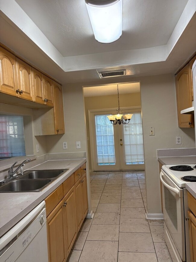 1316 Mountain View Dr in Tampa, FL - Foto de edificio - Building Photo