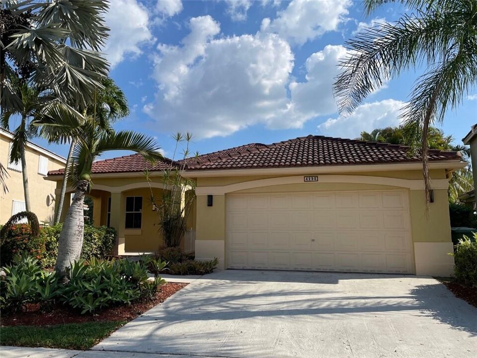 4293 Laurel Ridge Cir in Weston, FL - Building Photo