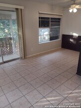 5827 Shadow Glen-Unit -4 -UP in San Antonio, TX - Building Photo - Building Photo