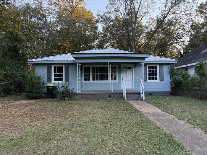 305 E 4th St in Sylacauga, AL - Building Photo