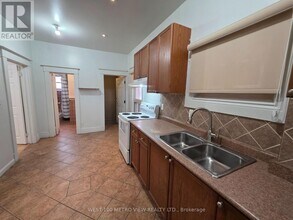 1733 Dufferin St in Toronto, ON - Building Photo - Building Photo