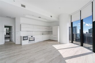 45 SW 9th St, Unit 4706 in Miami, FL - Building Photo - Building Photo