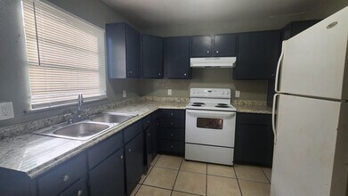 8301 N Hillsborough Ln in Tampa, FL - Building Photo - Building Photo