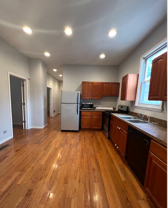 2416 N Maplewood Ave