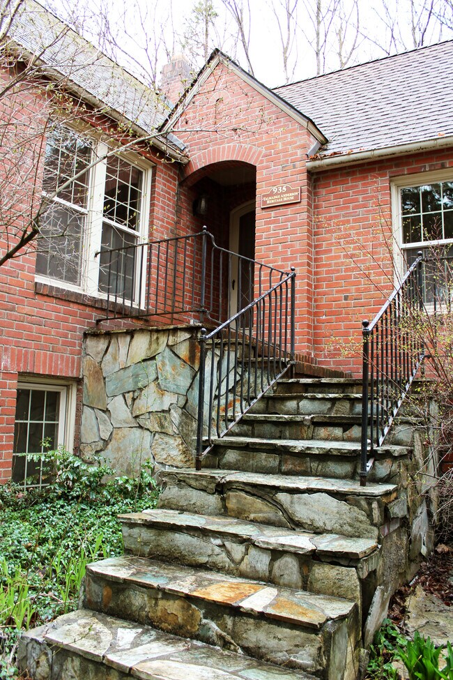 935 NE B St in Pullman, WA - Foto de edificio - Building Photo